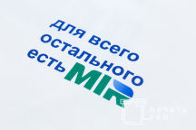 Белые футболки с надписью «соцработник бесценен»