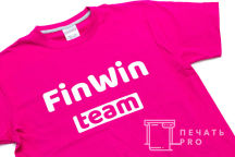Розовые футболки с надписью «FIN WIN Team»